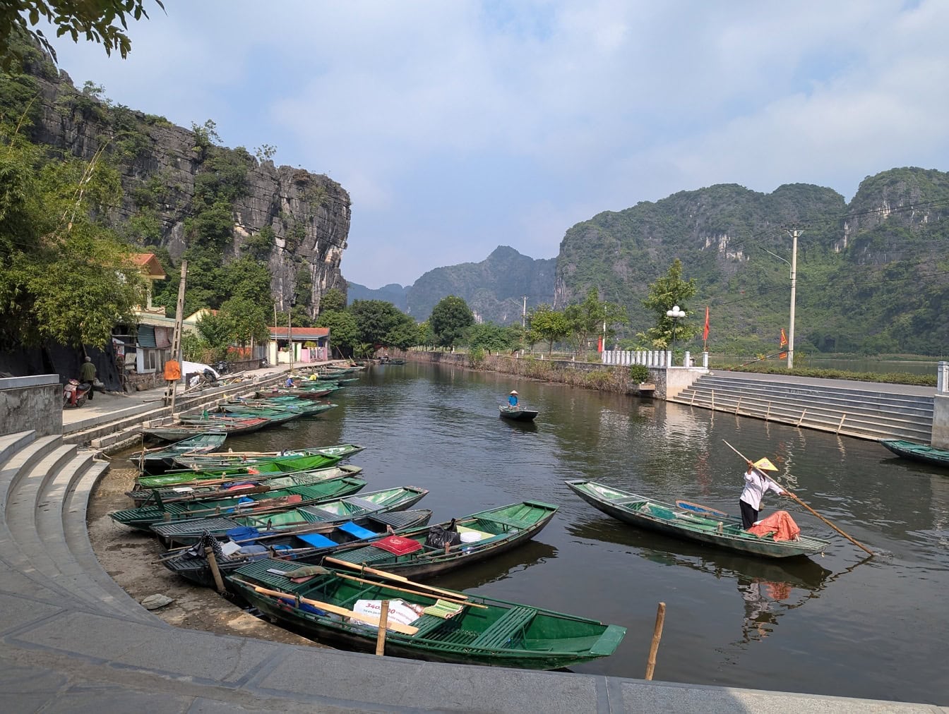 Kis fahajók kikötője a Hạ Long-öbölben vagy a Halong-öbölben, amely népszerű turisztikai célpont az UNESCO világörökségi listáján, Quang Ninh tartomány Vietnamban