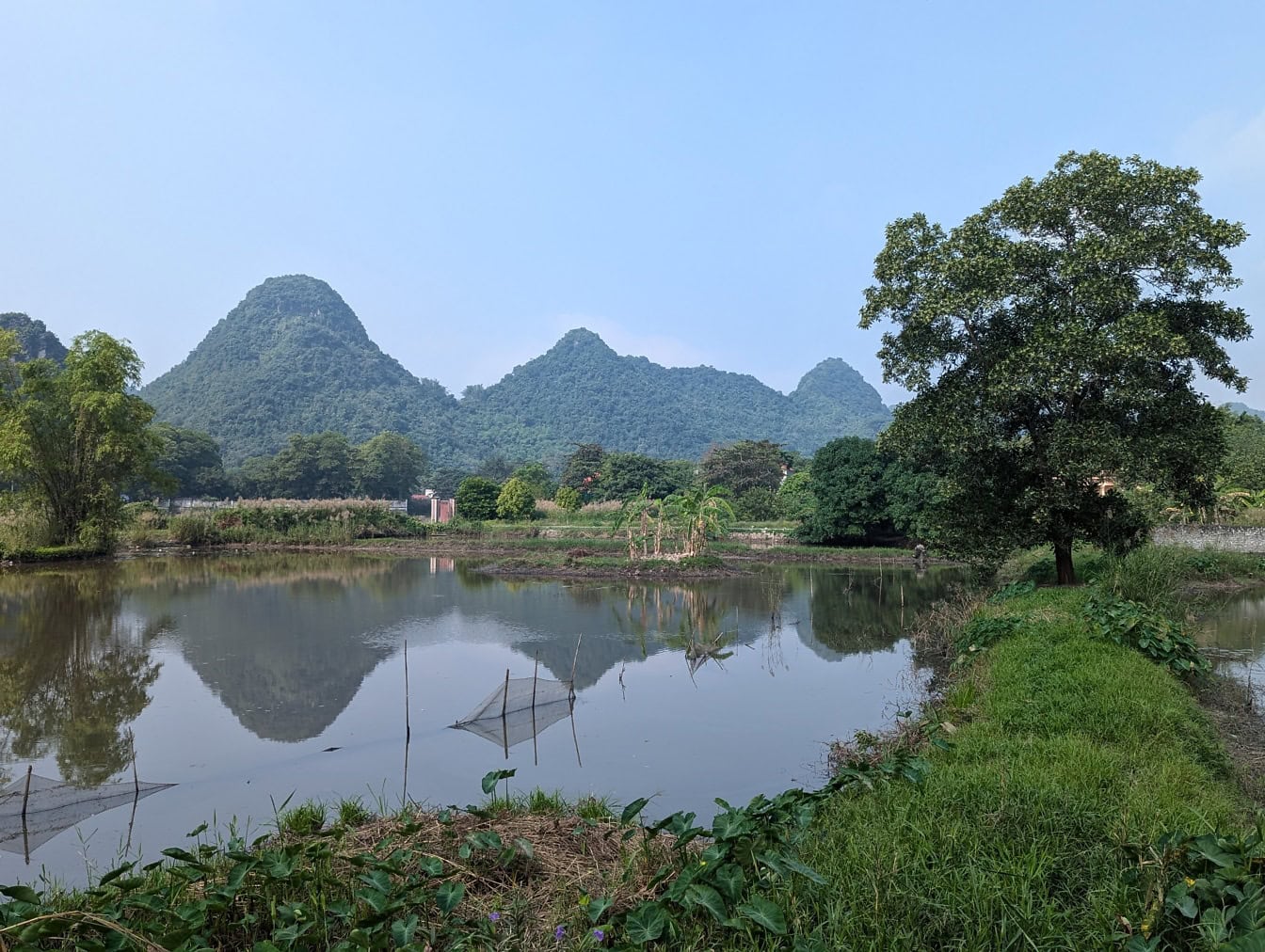 Dam med trær og fjell i bakgrunnen, Vietnam