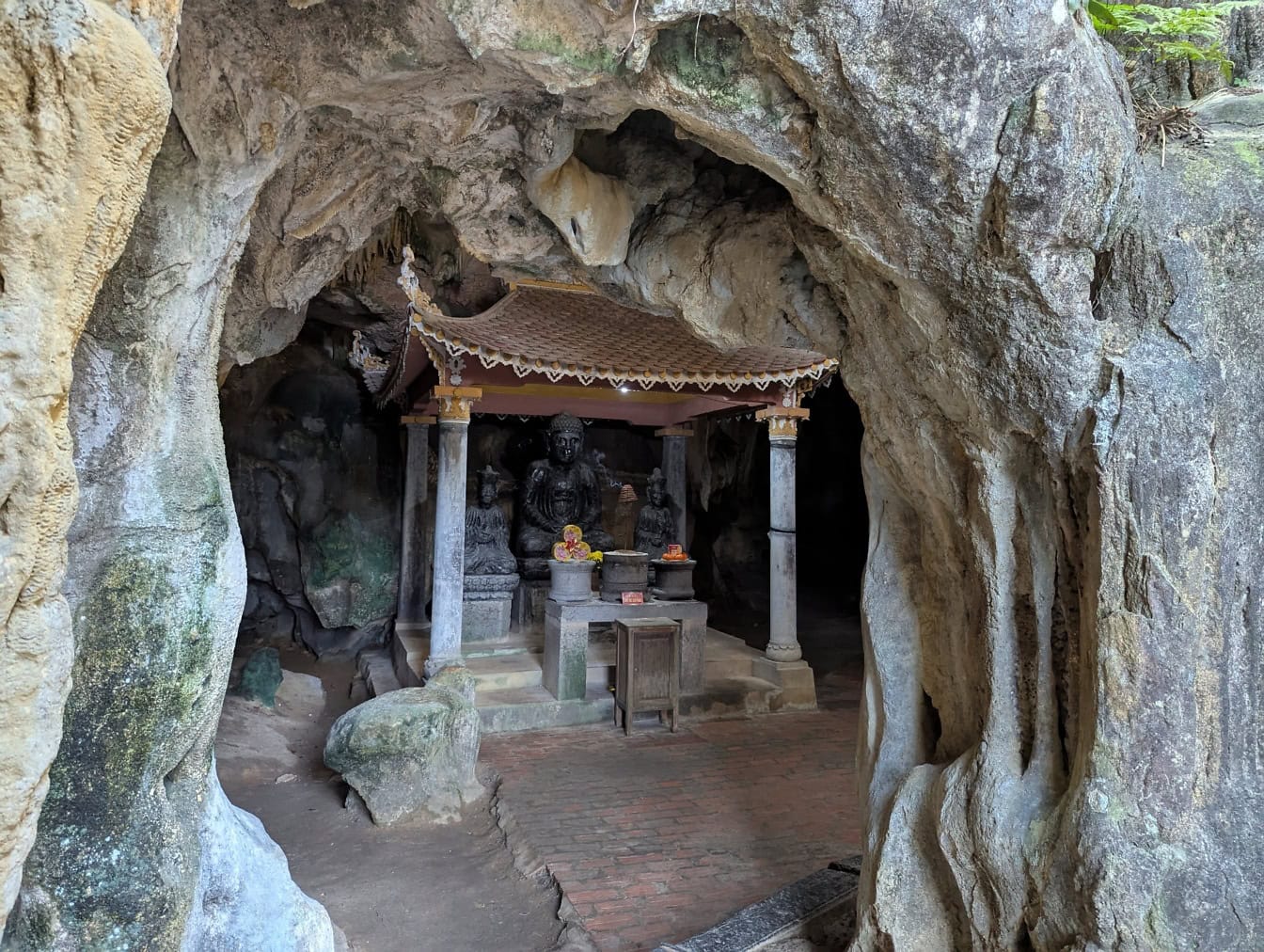 Rejtett barlangtemplom Buddha szoborral a Bich Dong pagodához tartozó templom, Ninh Binh, Vietnam