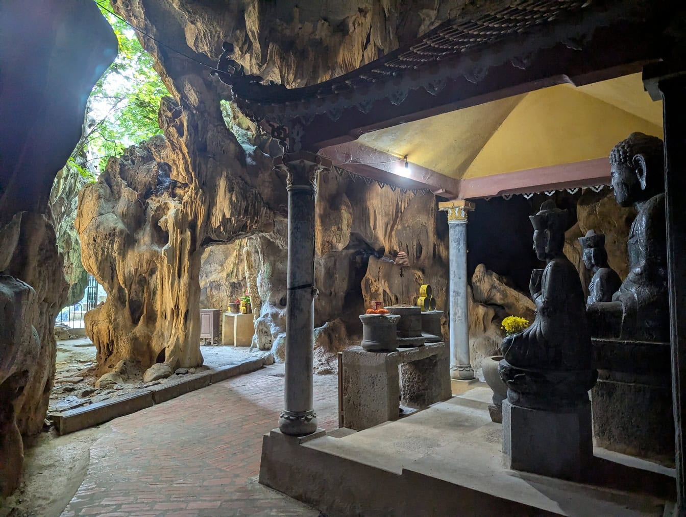 Interior Pagoda Bich Dong dengan patung perunggu Buddha sebuah kuil Buddha di dalam gua, Vietnam utara di Asia Tenggara