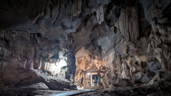 Uma caverna escondida com um templo budista dentro de um templo pertencente ao pagode Bich Dong, Ninh Binh, Vietnã