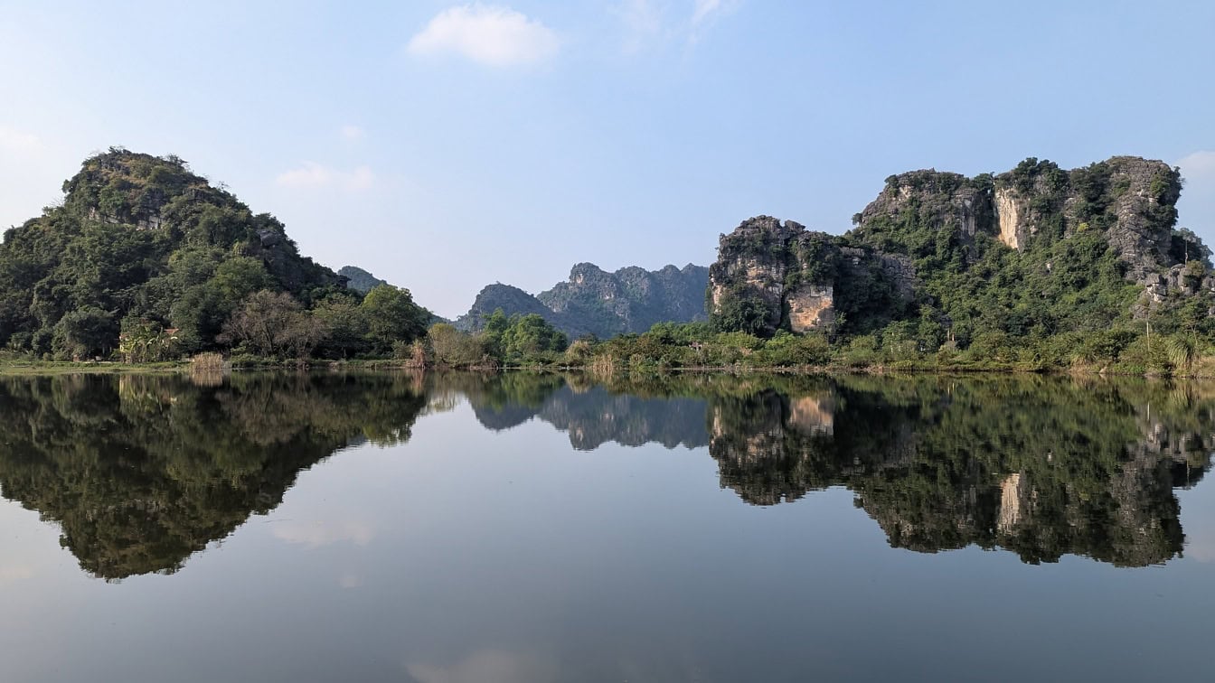 Vakkert panorama over et landskap med fjell reflektert i rolig vann, Vietnam