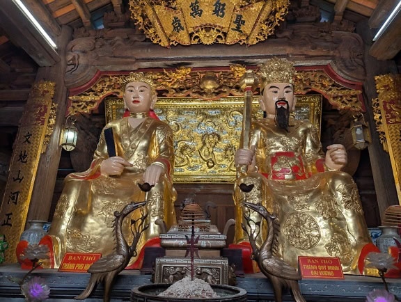 Estatuas de oro de un emperador y su esposa en un santuario de un templo, sitio de la UNESCO, Vietnam