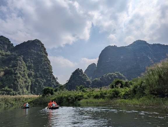 Ekoturistika v přírodním parku divočiny, řeka Ninh Binh, Vietnam