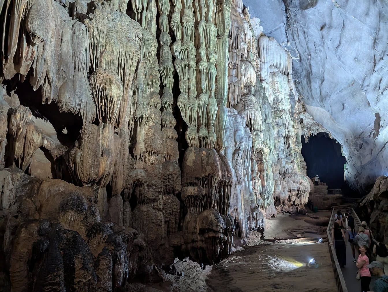 Hule med stalaktitter og stalagmitter, Paradise-hule i Phong Nha Ke Bang nasjonalpark i Vietnam