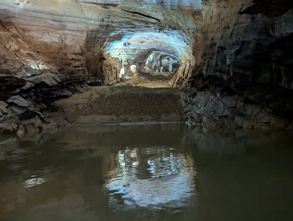 Underjordisk grotta översvämmad med vatten med naturlig underjordisk tunnel