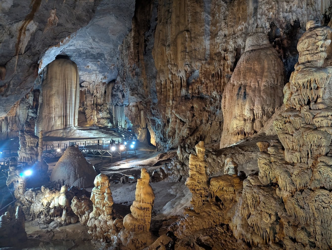 Stalaktity a stalagmity, přírodní geologický útvar v podzemní jeskyni