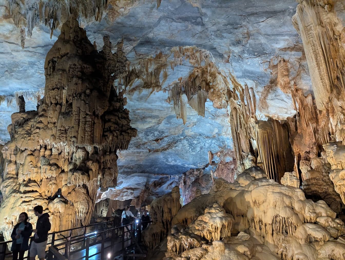 Magnifique paysage de grotte avec des gens dans la grotte profitant de stalactites