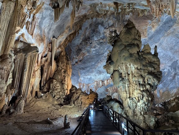 Gangvei i en majestetisk underjordisk kalksteinsgrotte under fjellet, Phong Nha Ke Bang nasjonalpark, Vietnam