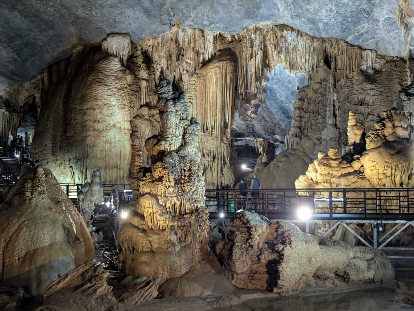 Grot met stalactieten en stalagmieten in de Paradijsgrot, in het nationale park Phong Nha Ke Bang, een UNESCO-werelderfgoed in Dong Hoi in Vietnam