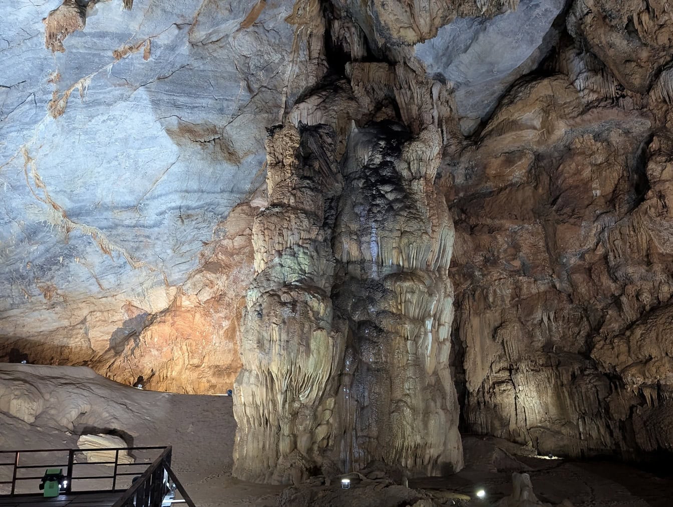 Velký přírodní sloup stalaktitů a stalagmitů, který se spojil v jeskyni