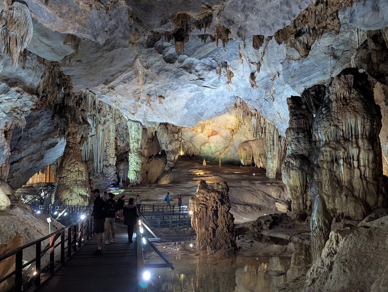 Turisté navštěvující Rajskou jeskyni, slavnou turistickou atrakci ve Vietnamu na seznamu světového dědictví UNESCO