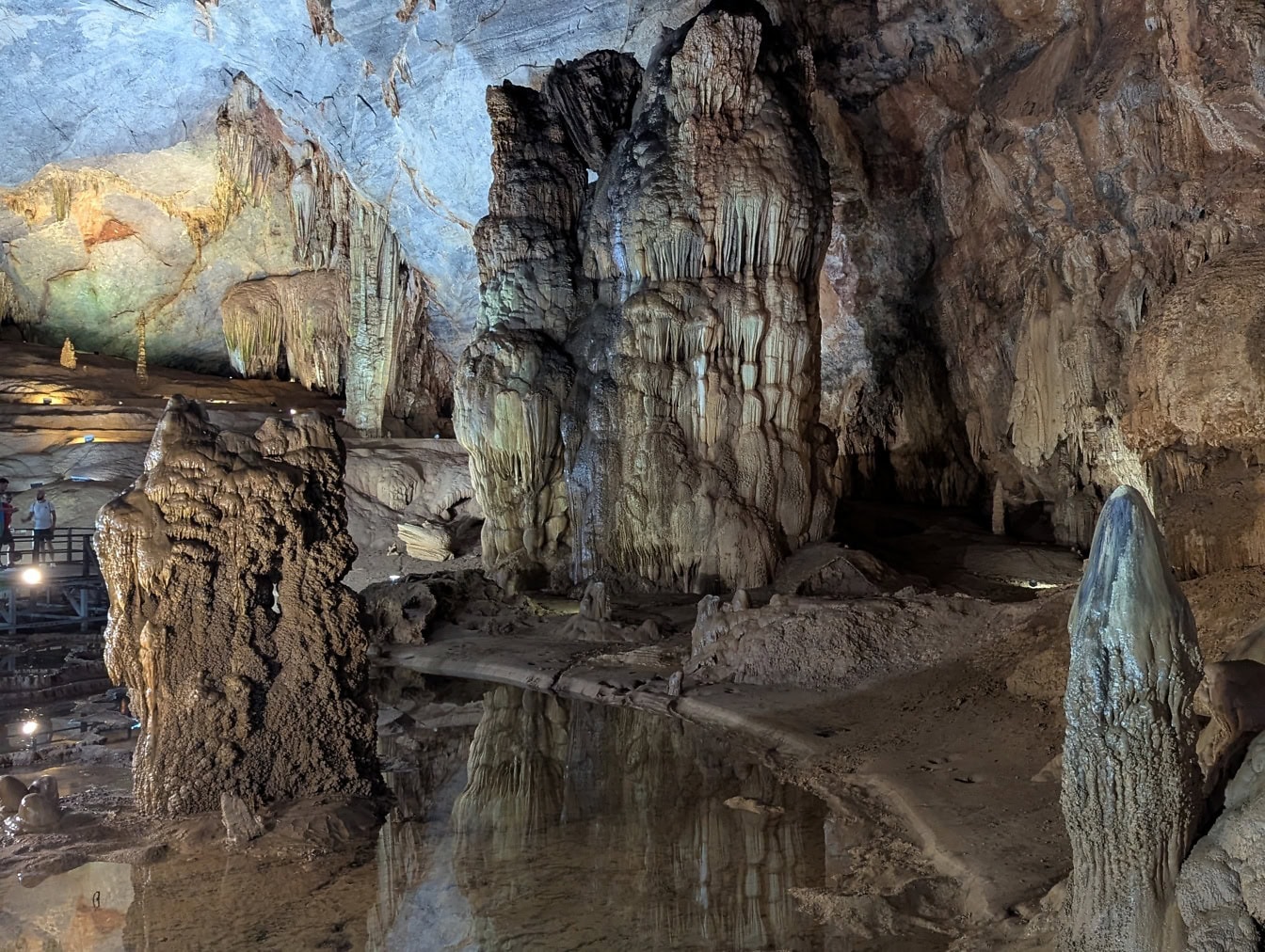 Přírodní podzemní jezírko v jeskyni se stalaktitem a stalagmitem