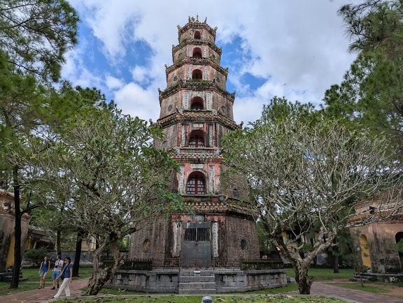 เจดีย์ Phuoc Duyen เจ็ดชั้นที่งดงามที่ Thien Mu หรือวัด Celestial Lady ในเมืองหลวงจักรวรรดิโบราณของเวียดนาม เว้ ประเทศเวียดนาม