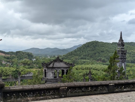 Nguyen-dynastian keisarin Khai Dinhin mausoleumin terassi, turistinähtävyys ja historiallinen paikka Vietnamissa