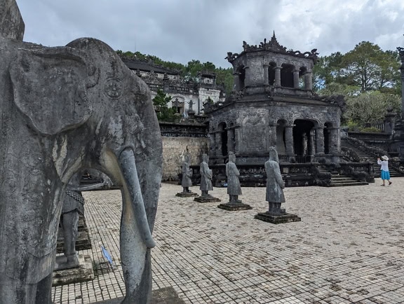 Estatua de elefante de piedra en el patio del mausoleo imperial y la tumba de Khai Dinh, dinastía Nguygen, Vietnam