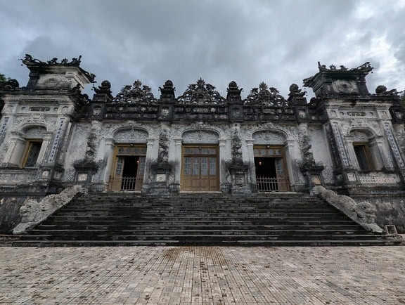 สุสานของจักรพรรดิ Khai Dinh หรือ Ung สุสานและพิพิธภัณฑ์และส่วนหนึ่งของอนุสาวรีย์เว้ ซึ่งเป็นมรดกโลกขององค์การยูเนสโก