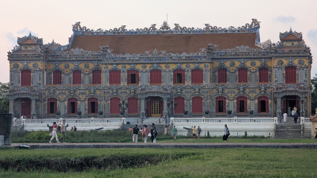 Un bâtiment d’un palais Kien Trung, un extérieur d’un château dans la ville impériale de Hué, l’ancienne capitale impériale du Vietnam