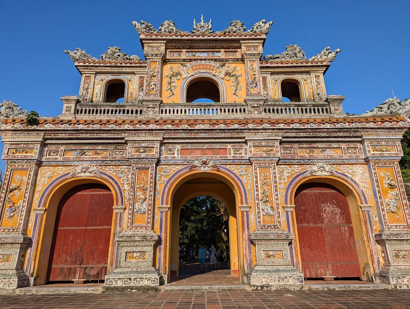 Indgang til Dien Tho kongelige residens inde i citadellet i den gamle kejserby Hue, pavillon ved den forbudte by, en UNESCO’s verdensarv i Vietnam