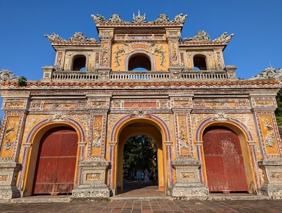 Entrada para a residência real de Dien Tho dentro da cidadela da antiga cidade imperial de Hue, pavilhão na cidade proibida, patrimônio mundial da UNESCO no Vietnã