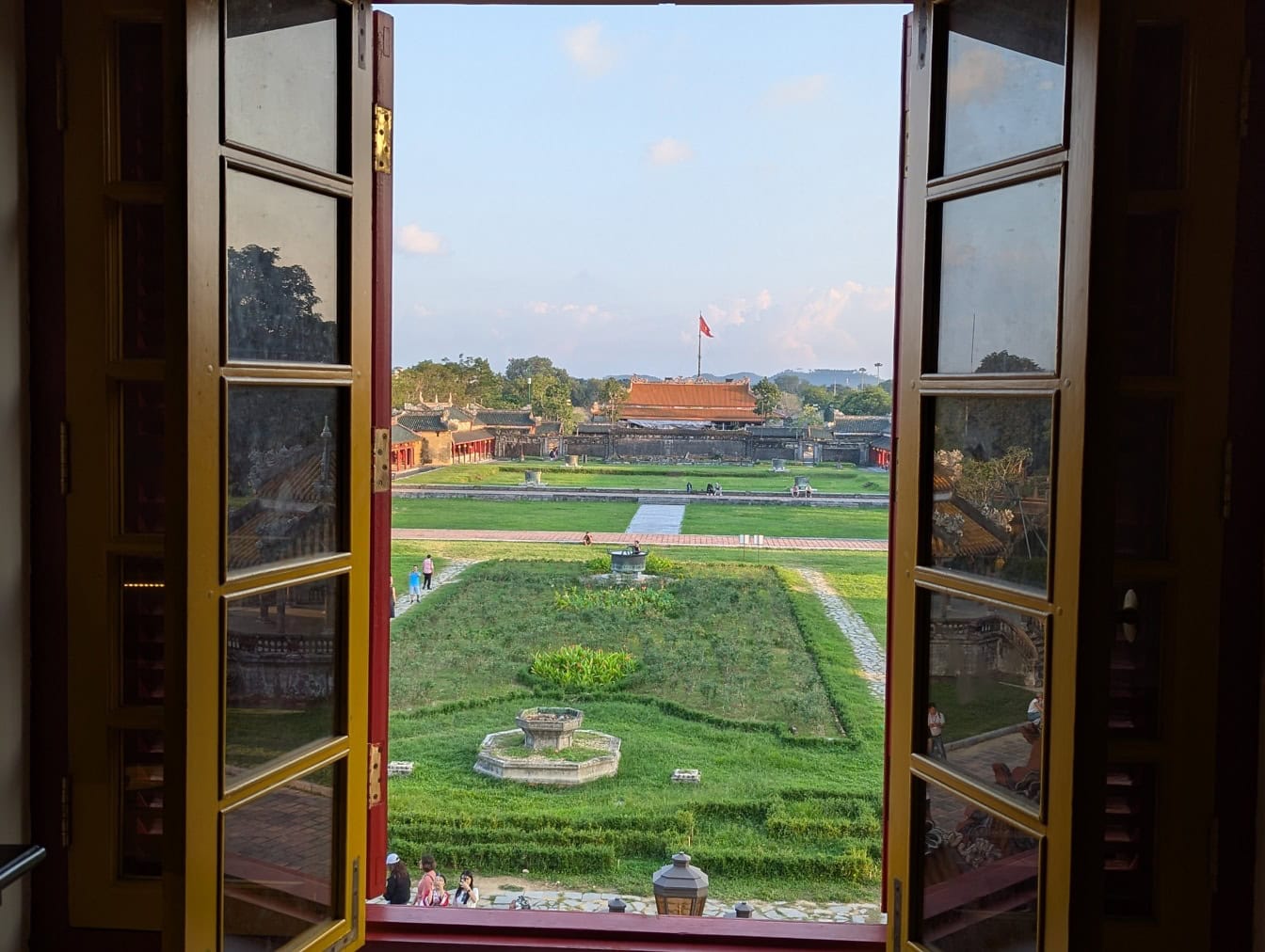 Une vue du jardin à travers la fenêtre du palais impérial de Kien Trung, la résidence des empereurs de la dynastie Nguyen, Vietnam