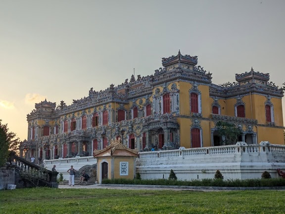 ลานของอาคารพระราชวัง Kien Trung ภายในเมืองจักรวรรดิเว้ ประเทศเวียดนาม