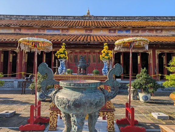 Una escultura de bonzo en el patio interior de la Ciudadela de la antigua ciudad imperial de Hue, museo de la dinastía imperial de Vietnam, UNESCO y atracción turística