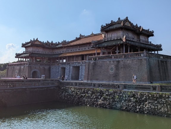 Puerta sur dentro de la ciudadela imperial de la ciudad prohibida de Hue, la antigua capital de Vietnam, construida en 1803 bajo el emperador Gia Long de la dinastía Nguyen