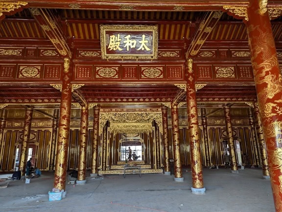 Interior del palacio tailandés Hoa, un templo con pilares ornamentados de color rojo dorado y decoraciones en las paredes, una parte de la ciudad imperial de Hue, un sitio de la UNESCO y atracción turística, Vietnam