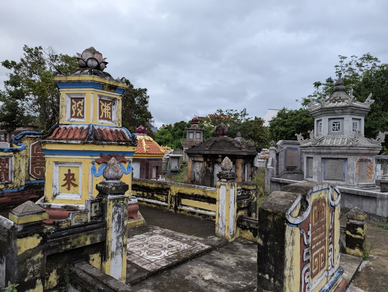 Buddhista temető mauzóleummal és sírokkal, híres turisztikai helyszín, Hoi An, Vietnam