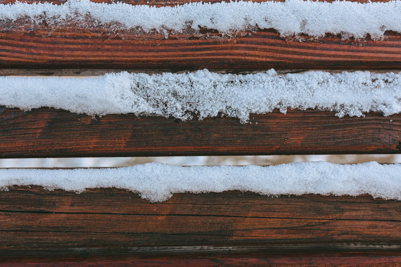 En horisontell träplankor, en struktur av en yta av trä med snö och frost