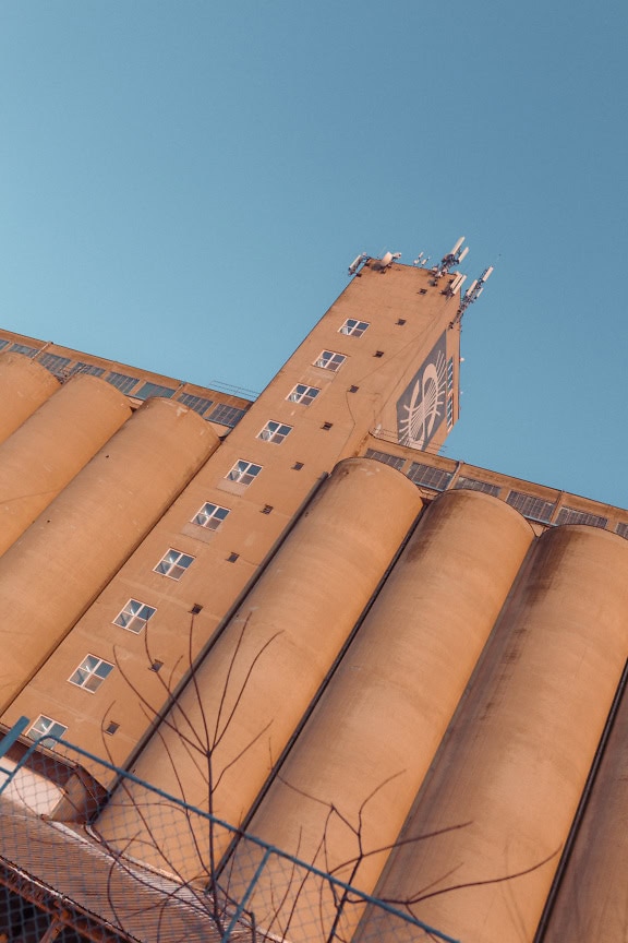 Çok sayıda silosu olan büyük bir silo binası, klasik mimari tarzda yüksek beton bir yapı