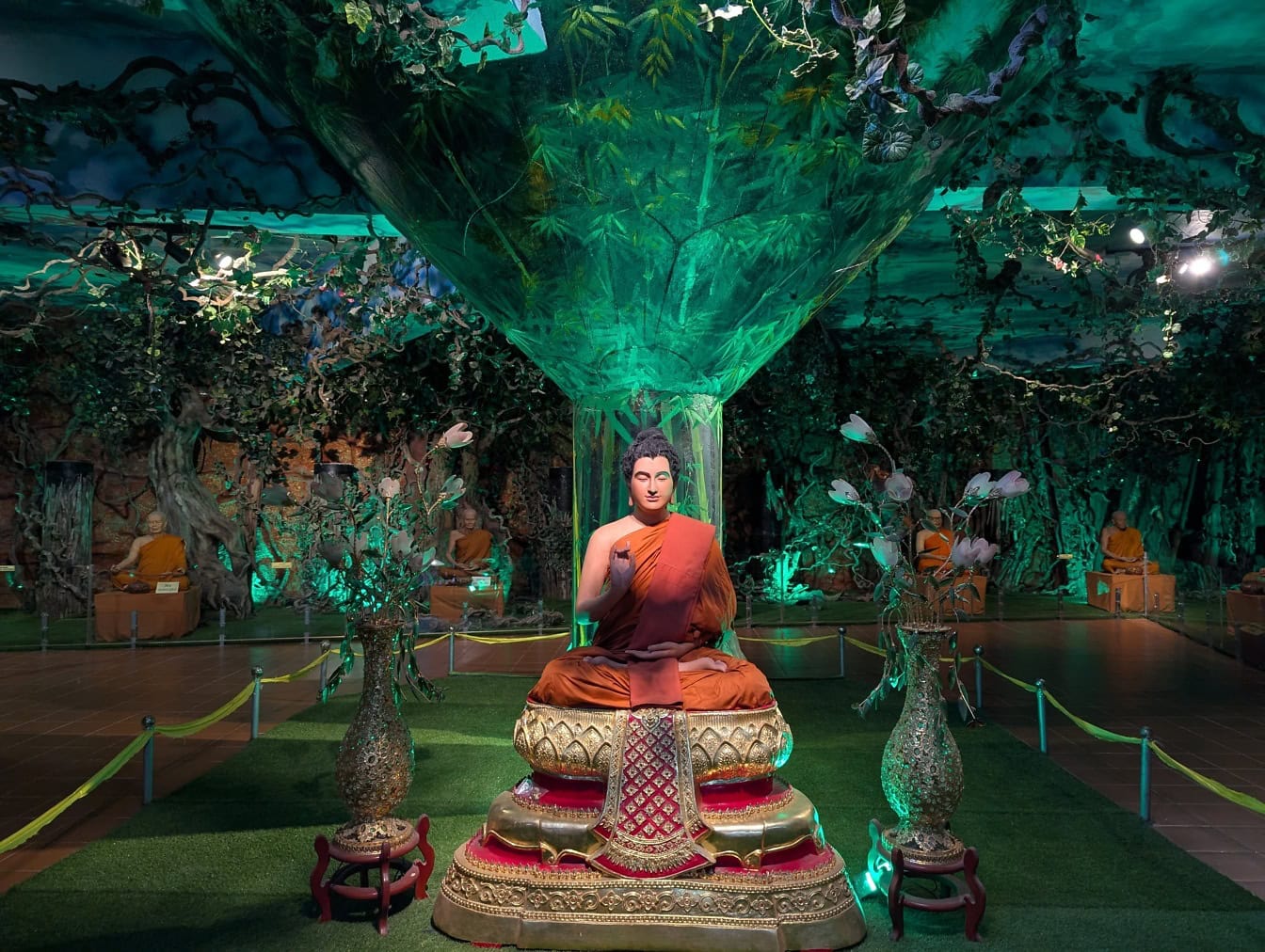 Szerzetes szobra talapzaton a Linh Phuoc pagodában, egy buddhista templom Da Latban vagy Dalatban, a buddhizmus imádatának helye, más néven Buddha Dharma, Vietnam