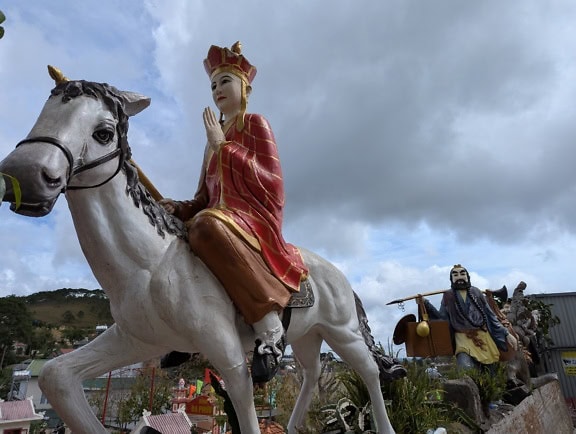 Statue av en vietnamesisk kvinne på en hest, en religiøs og mytologisk, Vietnam