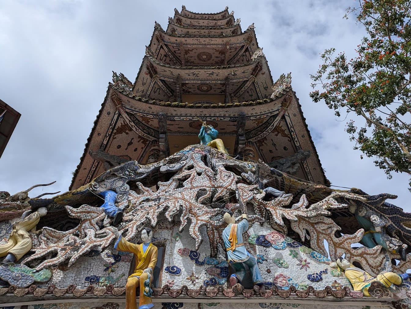 Utsiden av Linh Phuoc-pagoden, et tårn i Ve Chai-tempelet, et buddhistisk kloster med ekstraordinære mosaikker på fasaden, Vietnam