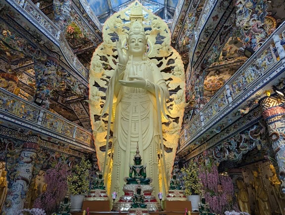 Velká zlatá socha Buddhy v pagodě Chua Linh Phuoc nebo buddhistickém chrámu Ve Chai místo k uctívání buddhismu nebo Buddha Dharma, Vietnam