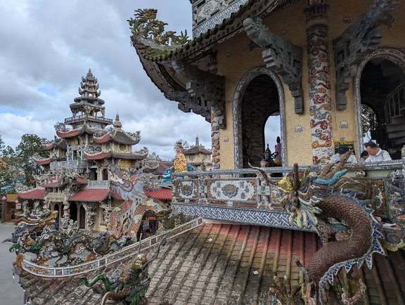 Buddhistisk Zen-kloster med en drageskulptur på taket, Linh Phuoc eller Ve Chai et buddhistisk tempel med en unik religiøs arkitektonisk stil i Dalat, Vietnam