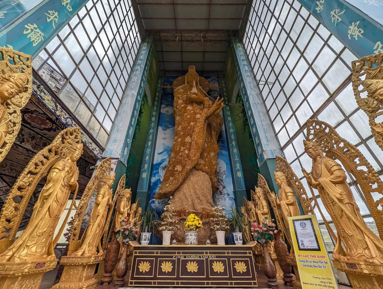 Linh Phuoc pagoda, buddhista porcelán üvegtemplom a világ legnagyobb Bodhisattva Avalokitesvara szobrával, amely halhatatlan virágból készült Da Latban, Vietnamban