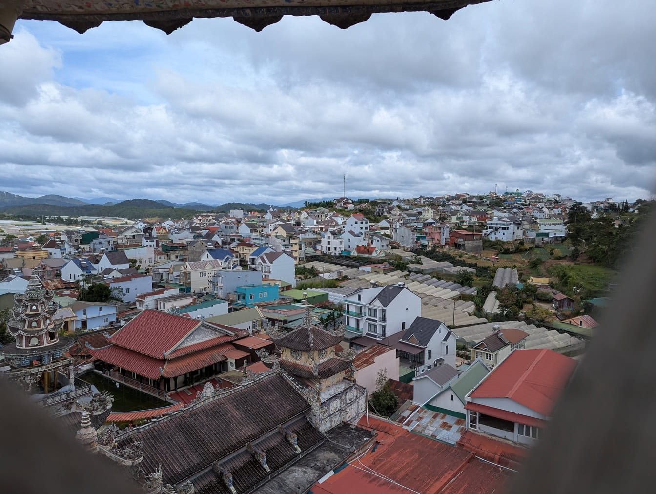 Panoramatický pohled na město Dalat nebo Da Lat, panoráma města a městské centrum, Vietnam