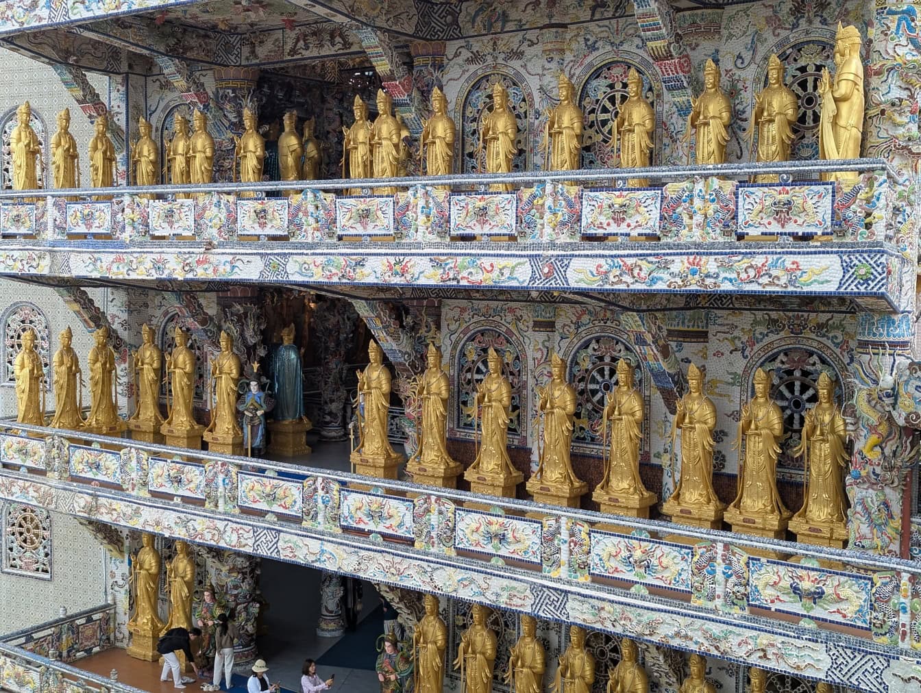 Arany szobrok a Linh Phuoc buddhista templom vagy a Sárkány pagoda erkélyén, Da Lat, Vietnam