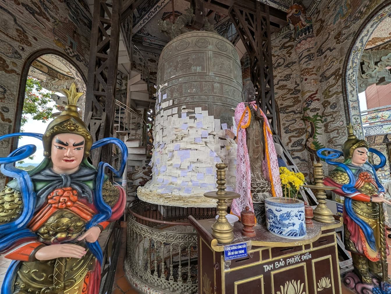 Stor klokke med statuer av vietnamesiske soldater, Linh Phuoc-pagoden eller Chua Linh Phuoc buddhistisk tempel, Dalat, Vietnam