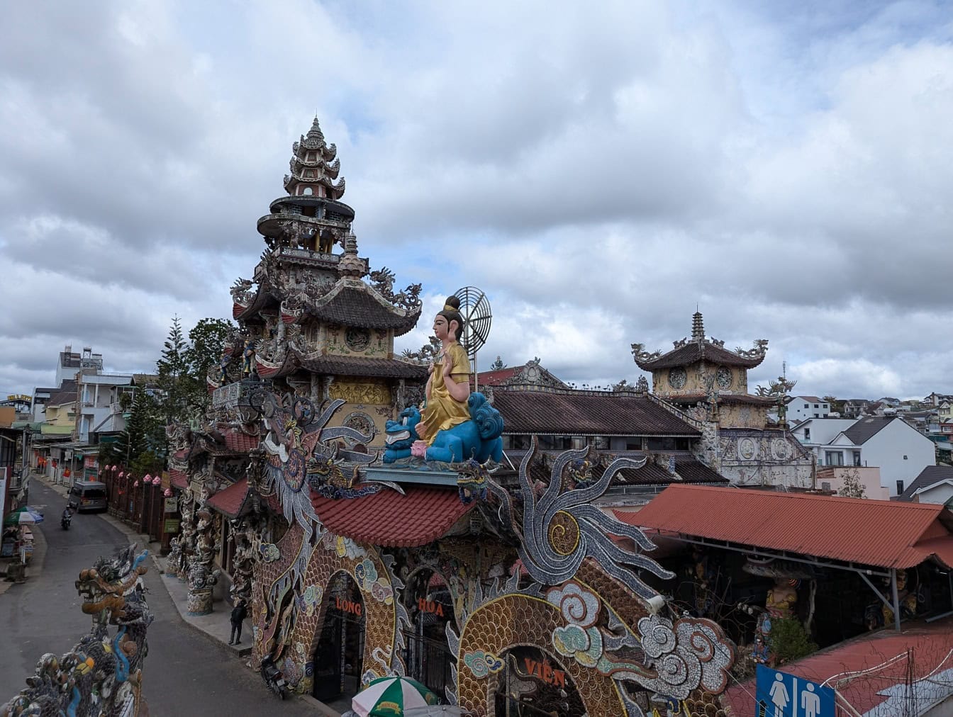 Ulice se sochou Lamova boha před pagodou Linh Phuoc, buddhistický klášter s mimořádnou architekturou, Vietnam