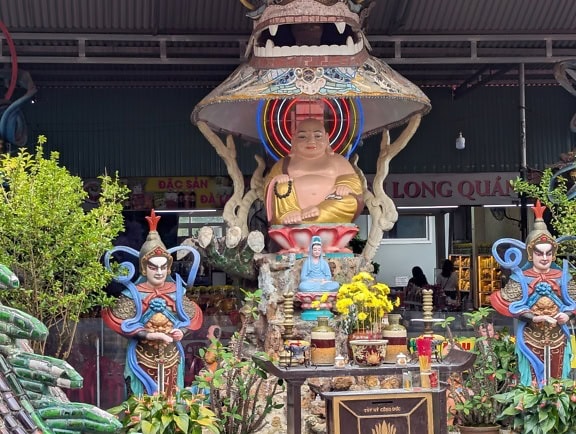 Bunte Statuen eines Buddha und eines Bodhisattvas in der Linh Phuoc Pagode, einem buddhistischen Tempel in Da Lat oder Dalat, Vietnam