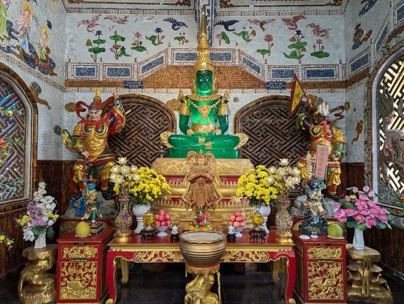 Socha Siddhárthy Gautamy Buddhy, socha smaragdu a nefritu uvnitř buddhistické pagody Linh Phuoc, buddhistický chrám v Dalatu, Vietnam