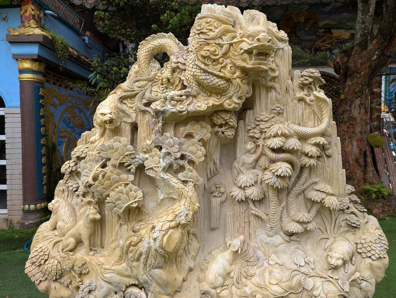 Ein Drache, ein außergewöhnliches und einzigartiges Meisterwerk, eine geschnitzte Steinskulptur in der Linh Phuoc Pagode in der Stadt Da Lat, Provinz Lam Dong, Vietnam