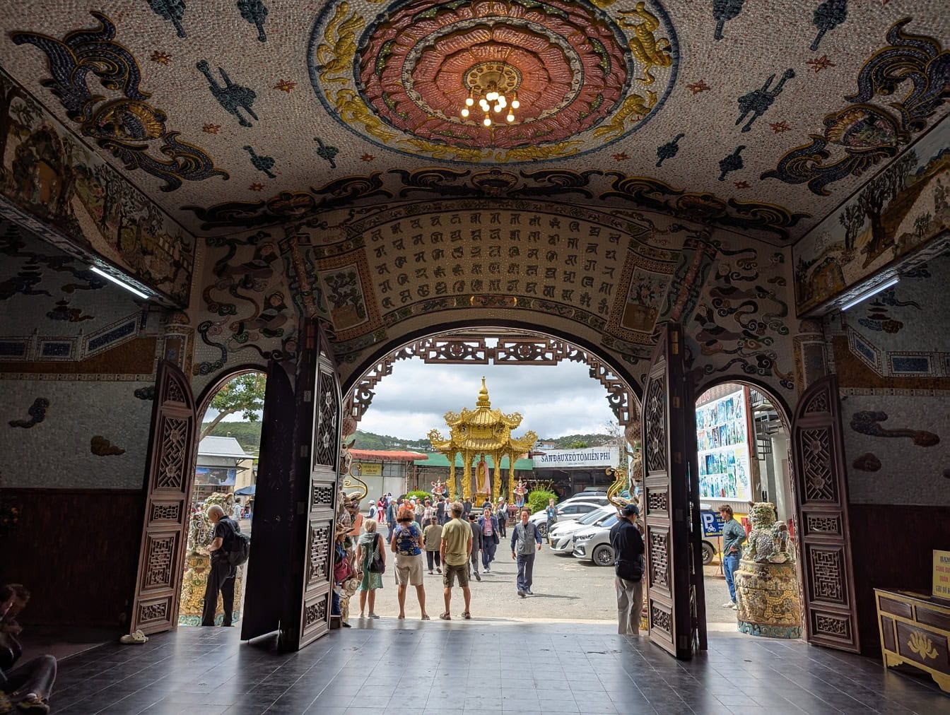 Et tak med mosaikk og en buegang ved inngangsdøren ved Linh Phuoc eller Ve Chai, et buddhistisk tempel, Dalat, Vietnam