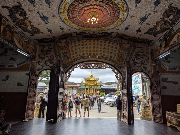 เพดานโมเสกและซุ้มประตูหน้าที่วัดพุทธ Linh Phuoc หรือ Ve Chai a ดาลัด ประเทศเวียดนาม