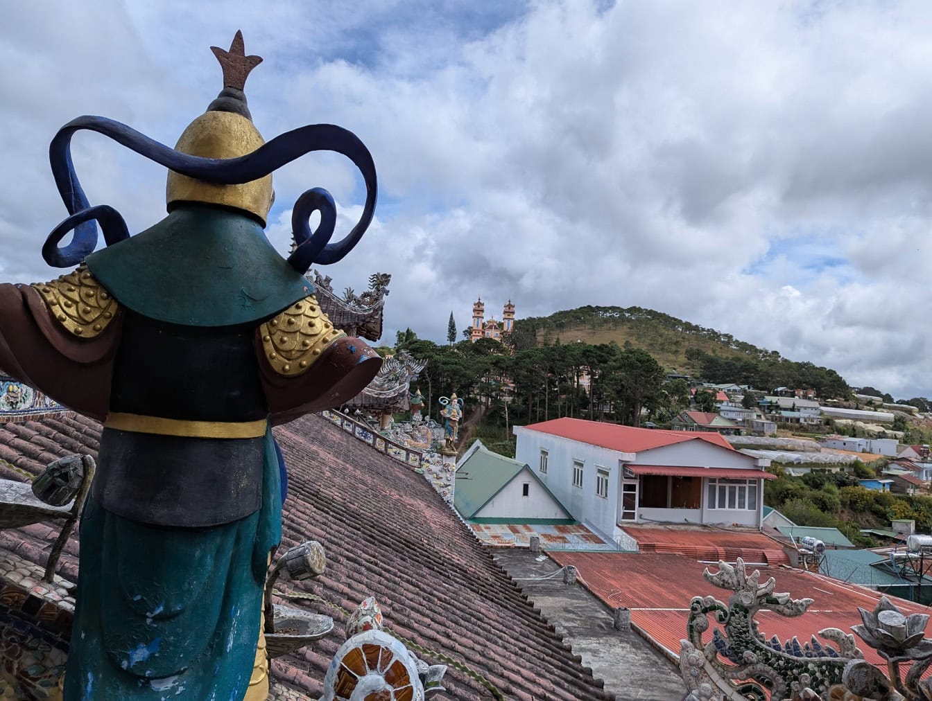 Unikátní socha na střeše buddhistického chrámu Chua Linh Phuoc nebo Ve Chai a, Dalat, Veitnam