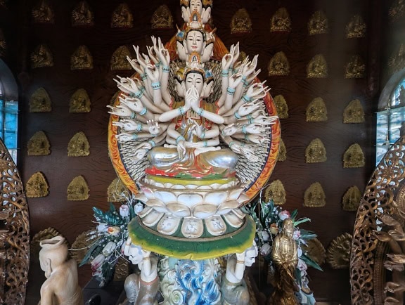 Guanyin, az irgalmasság istennője, egy nőszobor sok fejjel és karral a buddhista zen pagodában Dalatban, Vietnámban