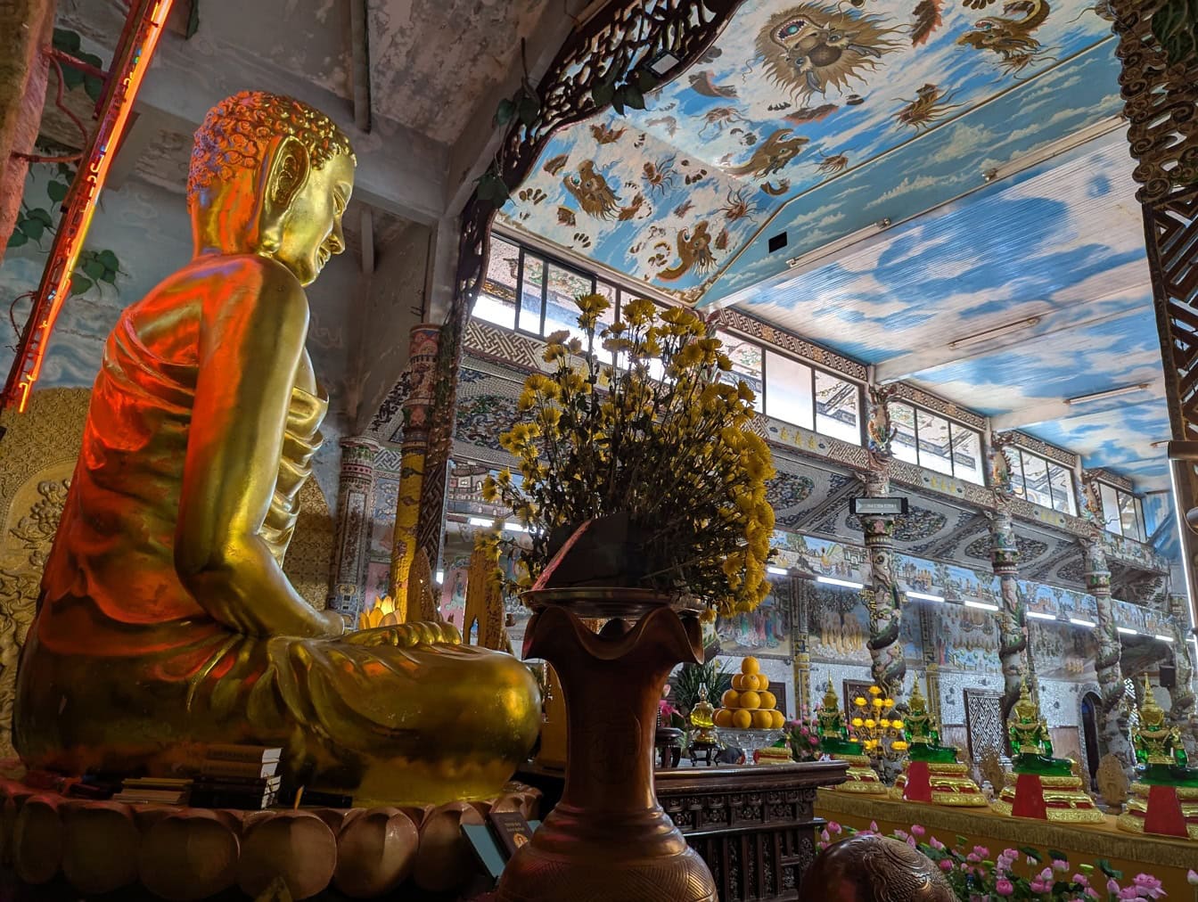 Velká zlatá socha Buddhy v pagodě Linh Phuoc nebo pagodě Ve Chai buddhistický chrám v Dalatu nebo Da lat, Vietnam